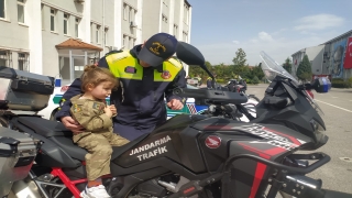 Jandarma ekipleri, çocukların bayramını kutladı