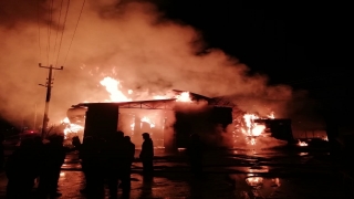 Yalova’da kereste fabrikasında çıkan yangına müdahale ediliyor