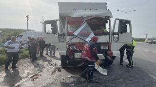 Sakarya’da kamyon özel halk otobüsüne çarptı, 11 kişi yaralandı