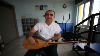 Özel gereksinimli öğrencilerini ”çalıp söyleyerek” rehabilite ediyor