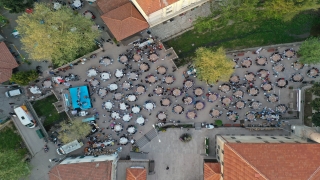 Ramazanda ”dev gölgeler”le ilçe ilçe gezip Karagöz oynatıyorlar