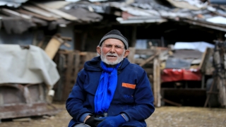 Evinin bahçesinde 60 yıldır leylekleri misafir ediyor