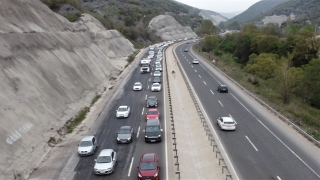 BilecikEskişehir yolundaki araç yangını ulaşımı aksattı