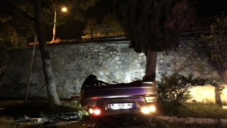 Bilecik’te kontrolden çıkan otomobil, bahçeye düştü 1 kişi yaralandı