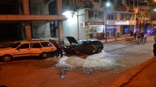Çanakkale’de park halindeki 2 araç yandı
