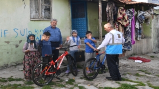 Yücel Yılmaz kendisine videolu mesaj gönderen kardeşlere bisiklet ve tablet hediye etti