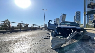 Kartal’da bariyerlere çarpan otomobilin sürücüsü yaralandı