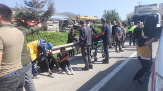 Bursa’da bariyerlere çarpan otomobildeki 4 kişi yaralandı