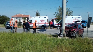 Gelibolu’da çarpışan iki otomobildeki 5 kişi yaralandı