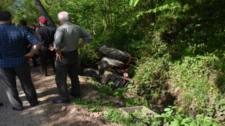 Hendek’te devrilen traktördeki 2 kişi yaralandı