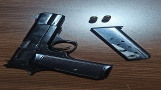 Beyoğlu’nda üzerinde 3 tabanca bulunan kişi gözaltına alındı