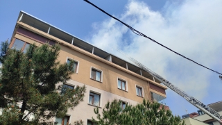 Maltepe’de binanın çatısındaki yangına itfaiye ekipleri müdahale ediyor 