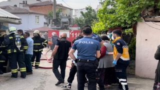 Kocaeli’de ev yangınında dumandan etkilenen yaşlı kadın hastaneye kaldırıldı