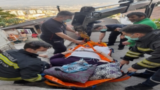Kocaeli’de kiloları nedeniyle yürüyemeyen kadın vinç yardımıyla evine ulaştırıldı
