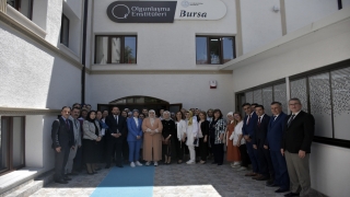 Milli Eğitim Bakanı Özer’in eşi Nebahat Özer, Bursa’da okul ziyaretlerinde bulundu