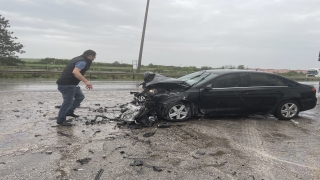 Edirne’de park halindeki tıra çarpan otomobilin sürücüsü yaralandı