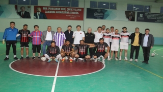 Manyas’ta ilçe idarecileri ile Roman gençler salon futbolu oynadı