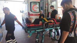 Bursa’da otomobilin çarptığı 2 kişi yaralandı
