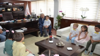 Bursa’da ilkokul öğrencileri maskelerden yaptığı çelengi İl Sağlık Müdürü Yavuzyılmaz’a hediye etti