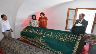 Şeyh Edebali Türbesi’nin yeni sanduka örtüsü tekbirler eşliğinde serildi