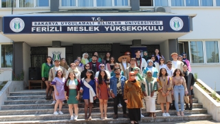 Ferizli’de üniversite öğrencileri tasarladıkları kıyafetleri tanıttı