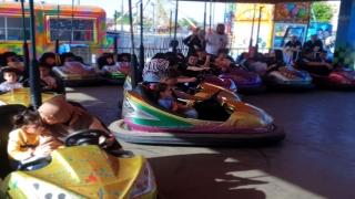 Engelli çocuklar ve gençler lunaparkta eğlendi