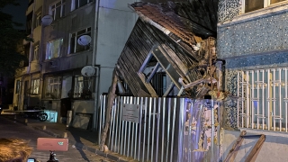 Fatih’te iki katlı metruk bina çöktü