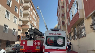 Gebze’de apartmanın çatısında çıkan yangın söndürüldü