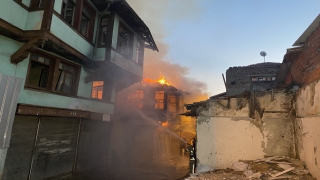 Bursa’da iki katlı metruk binada çıkan yangın söndürüldü