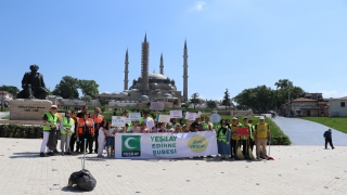Edirne’de Yeşilayın küçük gönüllüleri temiz çevre için izmarit topladı
