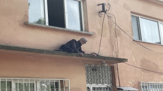 Edirne’de evinin sundurmasında mahsur kalan yaşlı adam kurtarıldı