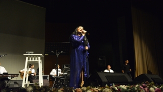 Şarkıcı Tuğçe Tayfur Bursa’da konser verdi