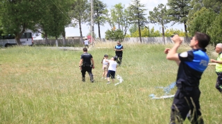 Kırklareli’nde köy okulu öğrencileri polislerle uçurtma uçurdu