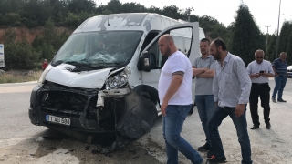 Bilecik’te servis aracı ile tır çarpıştı, 2 kişi yaralandı