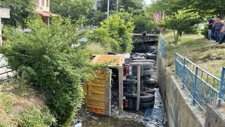 Beykoz’da durağa çarpan, İBB’ye bağlı kamyon su kanalına devrildi