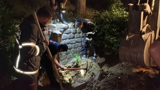 Kocaeli’de su giderine sıkışan kedi iş makinesi yardımıyla kurtarıldı