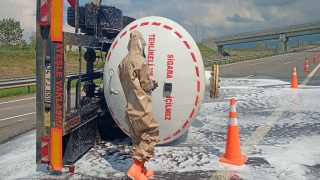 LPG yüklü tanker devrilen Anadolu Otoyolu’nun Bolu kesimi çift yönlü trafiğe kapatıldı