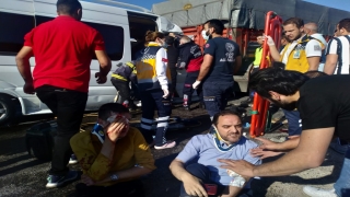 Bilecik’te kamyona çarpan minibüsteki 13 kişi yaralandı