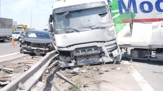 İstanbul TEM Otoyolu’nda 6 aracın karıştığı trafik kazasında 3 kişi yaralandı