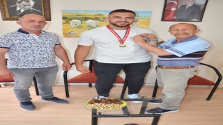 Karamürselli güreşçi Kahya’ya altın hediyesi