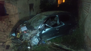 Bursa’da evin duvarına çarpan otomobildeki kişi öldü