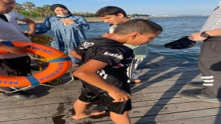 Kocaeli’de balık tutarken denize düşen çocuğu Suriyeli genç kurtardı