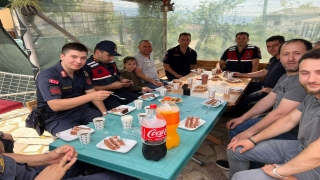Sakarya’da kavga ihbarına giden jandarmaya pastalı sürpriz