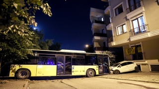 Sancaktepe’de yıkamaya götürülen İETT otobüsü kontrolden çıkarak otomobile çarptı