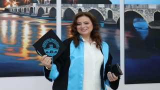 Oğlunun ”keşke öğretmen olsaydın” sözüyle 54 yaşında 2. kez üniversite bitirdi 