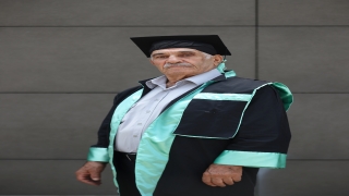 Öğrenci affından faydalanarak 77 yaşında üniversite mezunu oldu