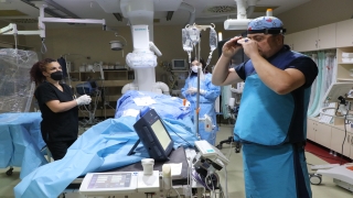 Edirne’de doktorlar ”akıllı gözlük” yardımıyla uzaktan destekle kalp pili taktı