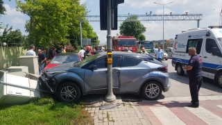 Kocaeli’de iki otomobilin çarpışması sonucu 2 kişi yaralandı