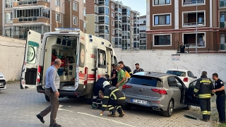 Edirne’de otomobilde fenalaşan kişiyi itfaiye ekipleri kurtardı