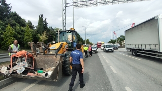 Kocaeli’de iş makinesi ile çarpışan otomobilin sürücüsü yaralandı